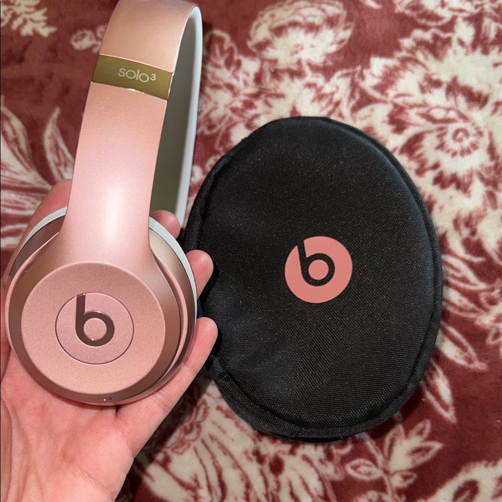 Beats Solo3 Wireless Headphones in Rose Gold and White - Picture 2 of 7